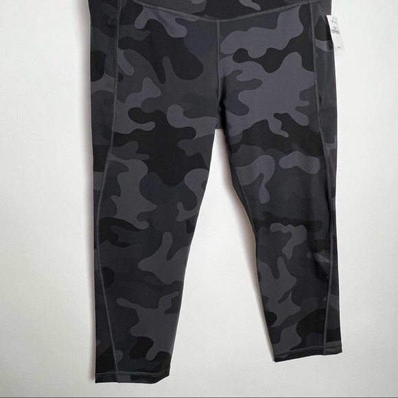 New Gap Maternity Power Recycled Full Panel Capri Leggings Large Camo - Picture 2 of 9